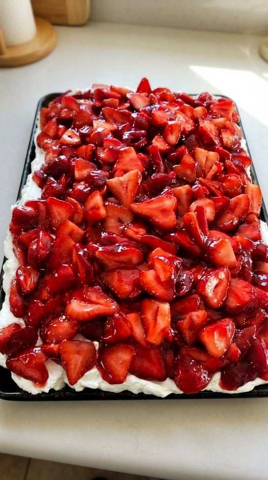 Summertime Bliss: The Irresistible Strawberry Cream Cheese Icebox Cake Recipe