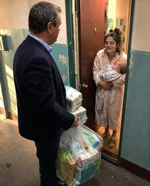 She Texted the Wrong Number for  to Buy Baby Formula — Then a Stranger Arrived Before Midnight