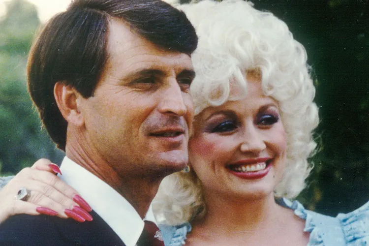 Dolly Parton Once Joked About Her “Wishy-Washy” Romance With Carl Dean Dolly Parton Once Joked About Her “Wishy-Washy” Romance With Carl Dean