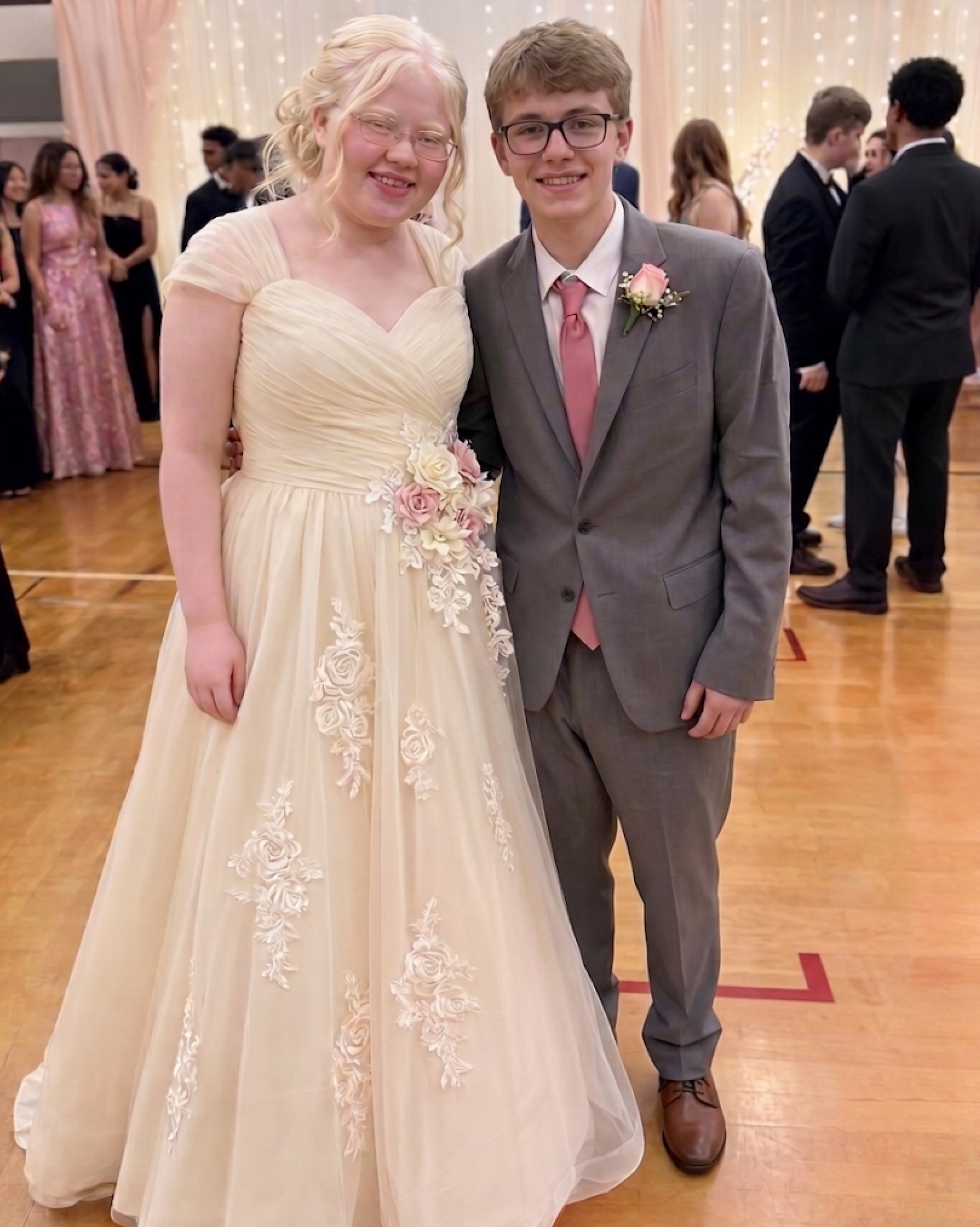My Daughter Was Turned Away from Prom Dress Shops for Being “Too Big” — Then Her Best Friend Made Her a Gown and Pulled Off a Surprise at Prom My Daughter Was Turned Away from Prom Dress Shops for Being “Too Big” — Then Her Best Friend Made Her a Gown and Pulled Off a Surprise at Prom